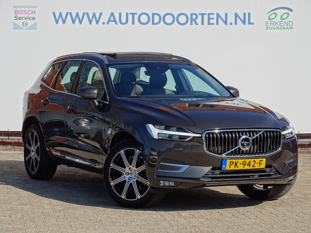 Volvo XC60 - 2.0 T5 AWD Inscription|Pano|Trekhaak|Luchtvering|HUD|Keyless - AutoWereld.nl