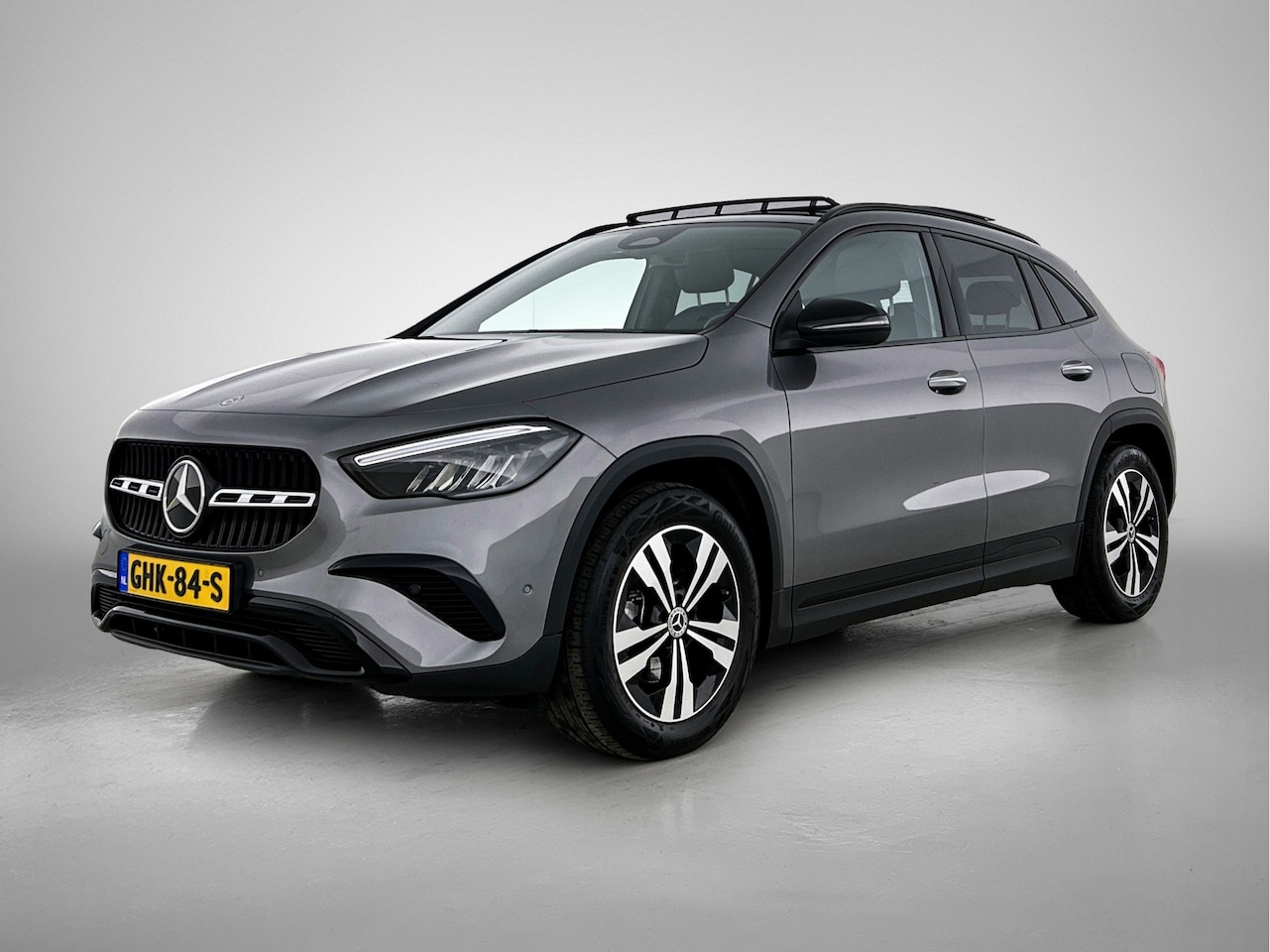 Mercedes-Benz GLA-Klasse - 180 Luxury Line | Night pakket | Panorama schuifdak | Lederlook zwart Artico | Privacy Gla - AutoWereld.nl