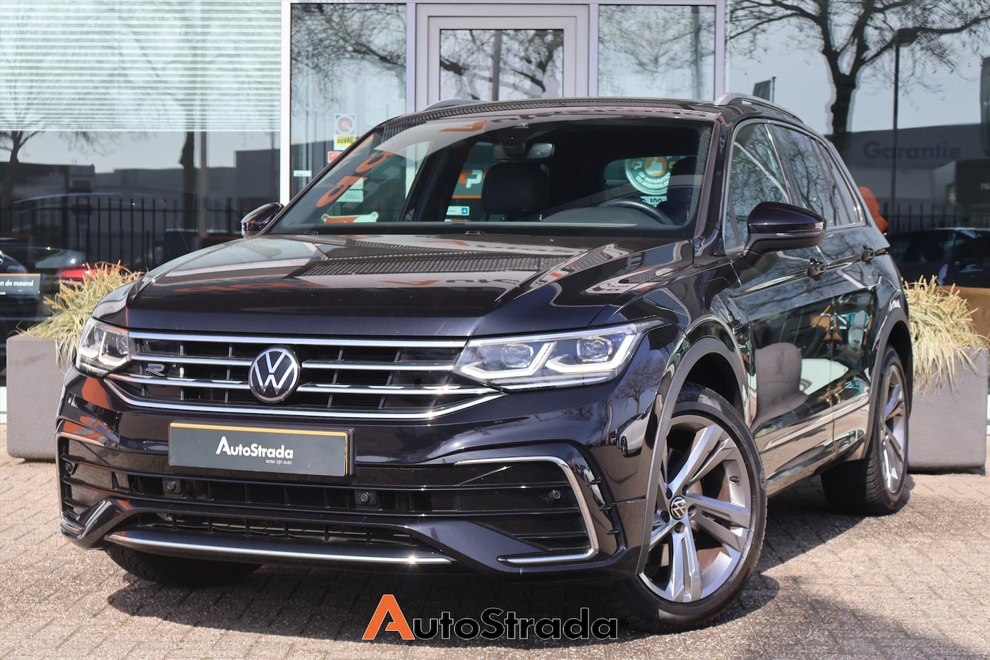 Volkswagen Tiguan - 1.4 R-Line TSI eHybrid 245pk | Virtual | Navi | Climate | Trekhaak | LED | Adaptive Cruise - AutoWereld.nl