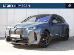 BMW iX - xDrive45 101 kWh / Trekhaak / Panoramadak / Comfort Access / Stoelventilatie / Adaptieve L