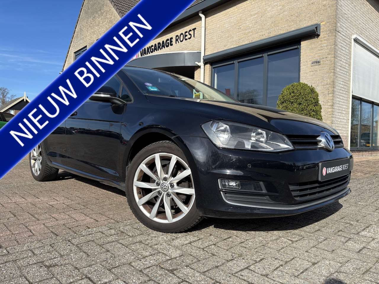 Volkswagen Golf - 5DRS 1.2 TSI Automaat Business Edition All-Seasons / Camera / Navigatie - AutoWereld.nl