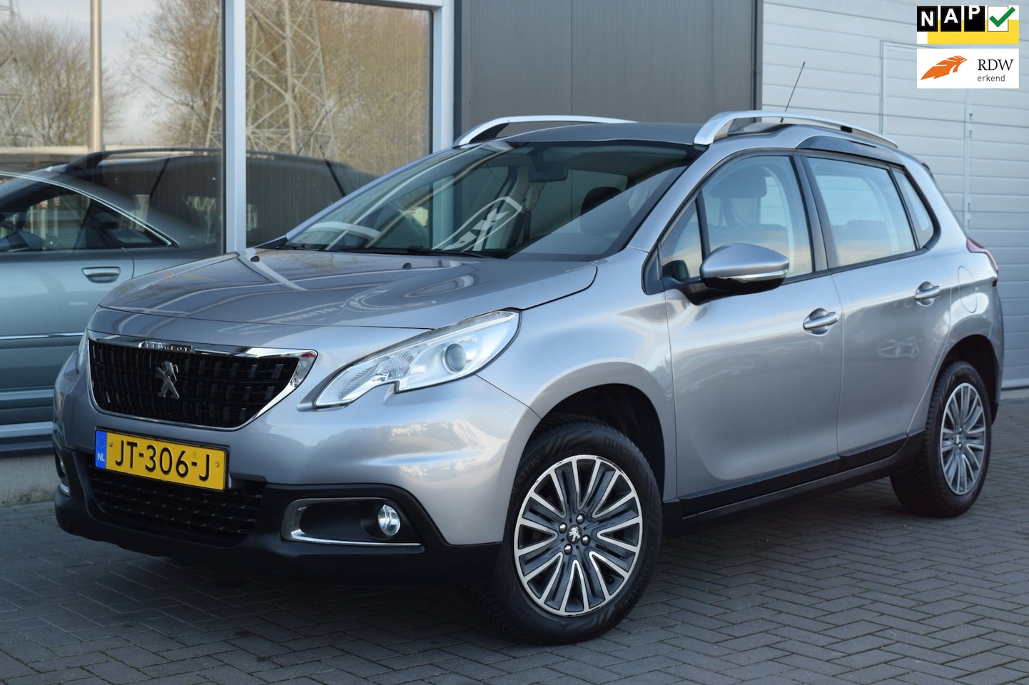 Peugeot 2008 - 1.2 PureTech Active | Airco | Navi | Cruise | NAP + APK 3-2027 - AutoWereld.nl