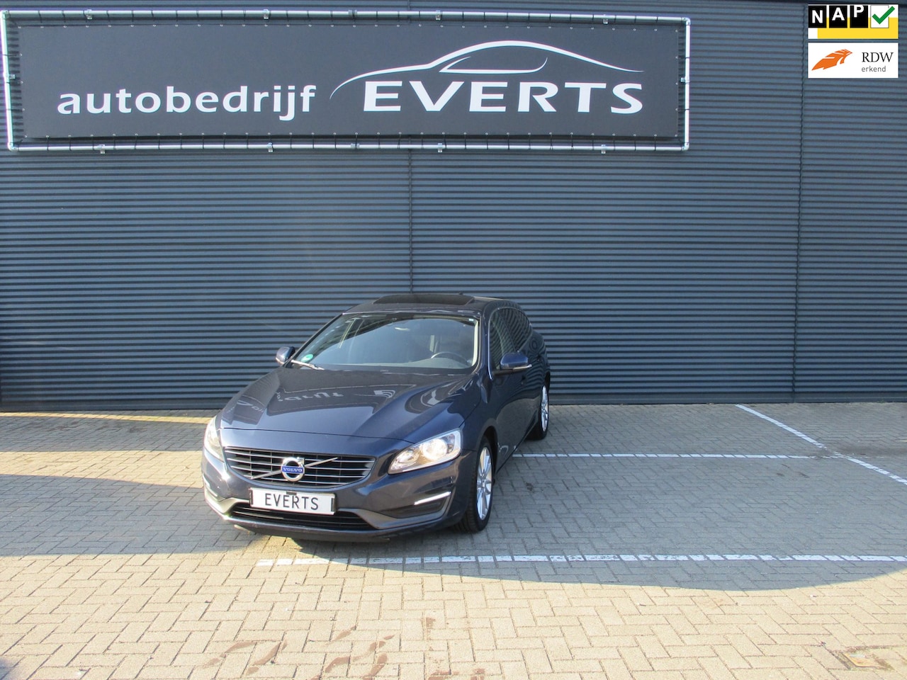 Volvo V60 - 1.6 D2 Momentum Automaat schuifdak recent nieuwe distributie scherpe export prijs lichte g - AutoWereld.nl