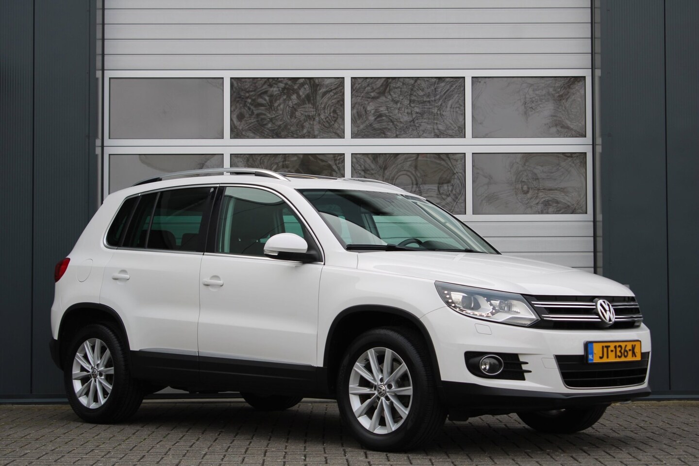 Volkswagen Tiguan - 1.4 TSI Sport&Style Cruise/Camera/Panodak/Stoelverwarming/Bi-Xenon/Keyless/PDC/Navi/Alcant - AutoWereld.nl