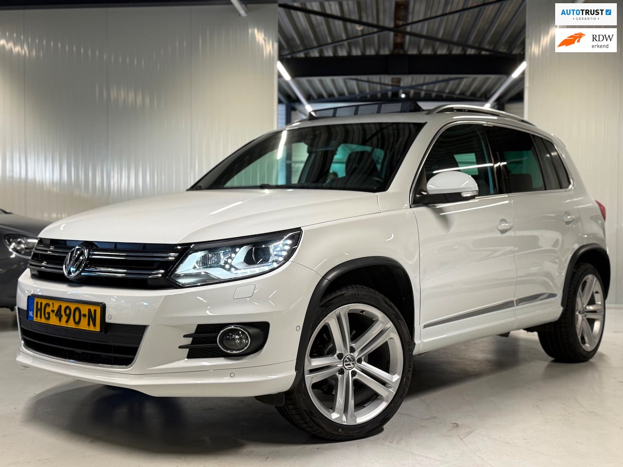 Volkswagen Tiguan - 1.4 TSI R-Line Edition|Pano|Automaat|Trekhaak! - AutoWereld.nl