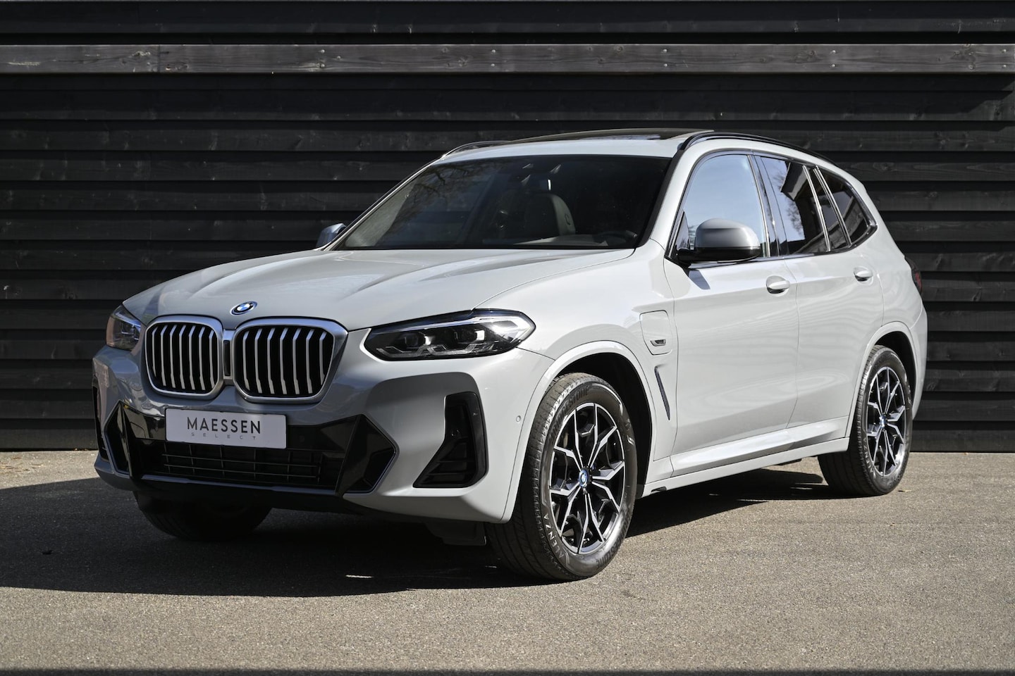 BMW X3 - xDrive30e Business Edition Plus |Pano|Trekhaak|M-Sport|Camera - AutoWereld.nl