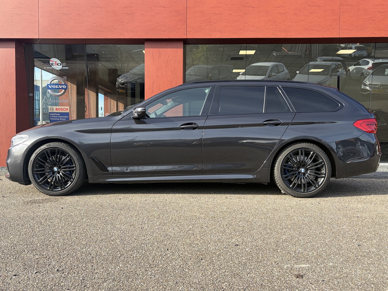 BMW 5-serie Touring - 530i M-SPORT High Executive | PANO | LEER | HEAD-UP | TREKHAAK - AutoWereld.nl