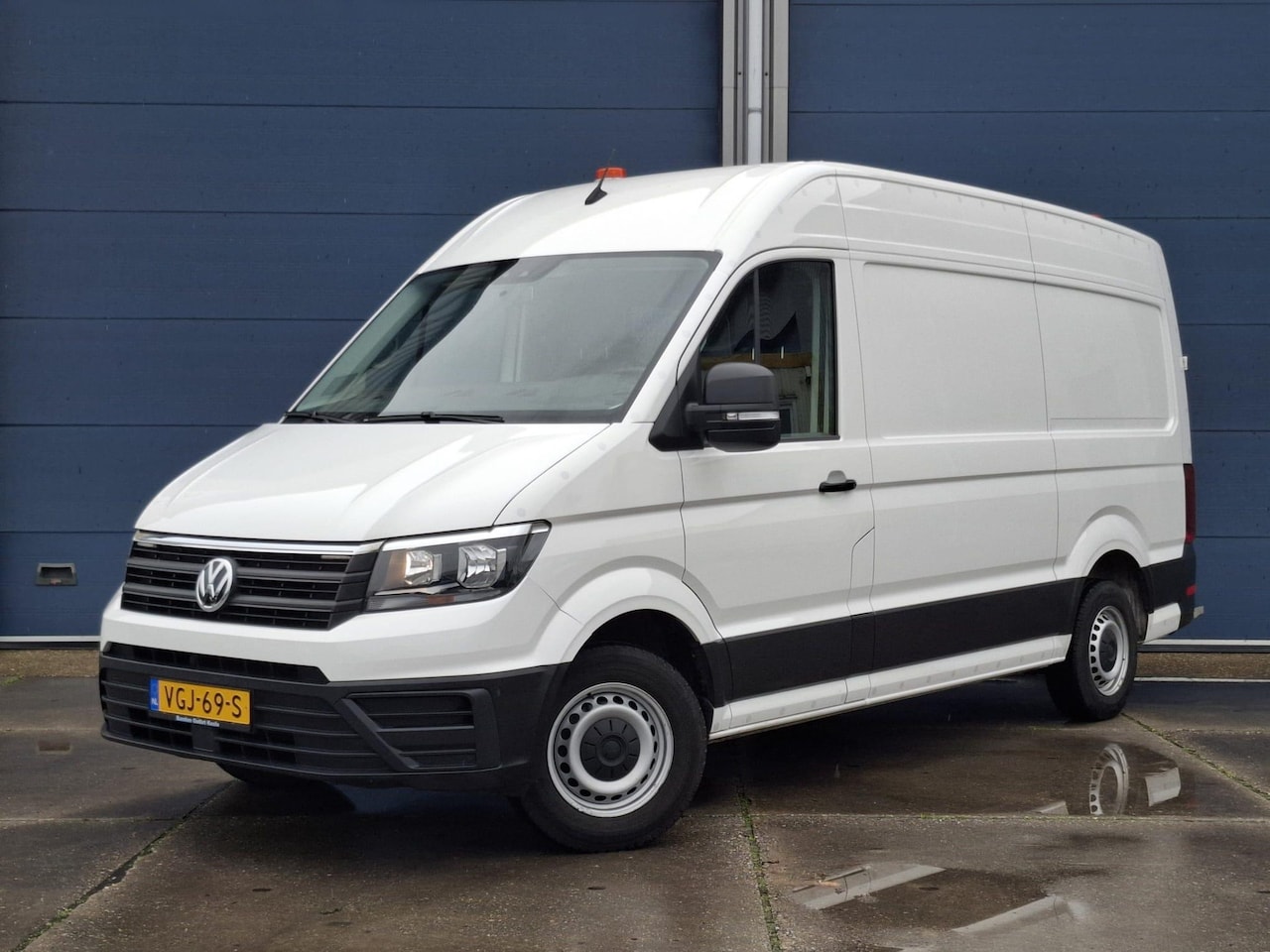 Volkswagen Crafter - 35 2.0 TDI L3H3 Highline AUTOMAAT / STANDKACHEL / TREKHAAK / CARPLAY / NAVI - AutoWereld.nl