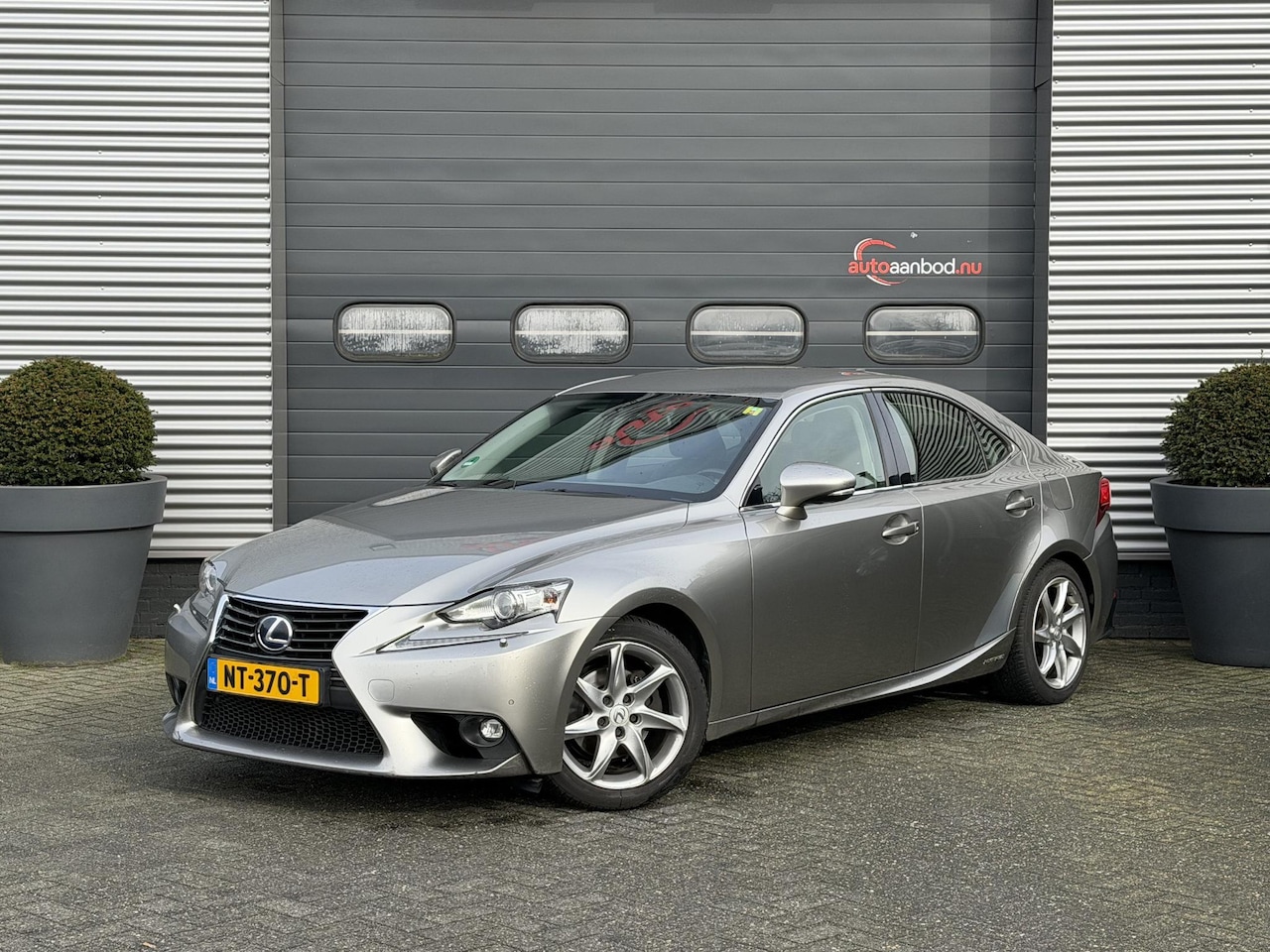 Lexus IS - 300h Business Line Pro | Navigatie | Camera | DAB | Lederen Bekleding | Lichtmetalen Velge - AutoWereld.nl