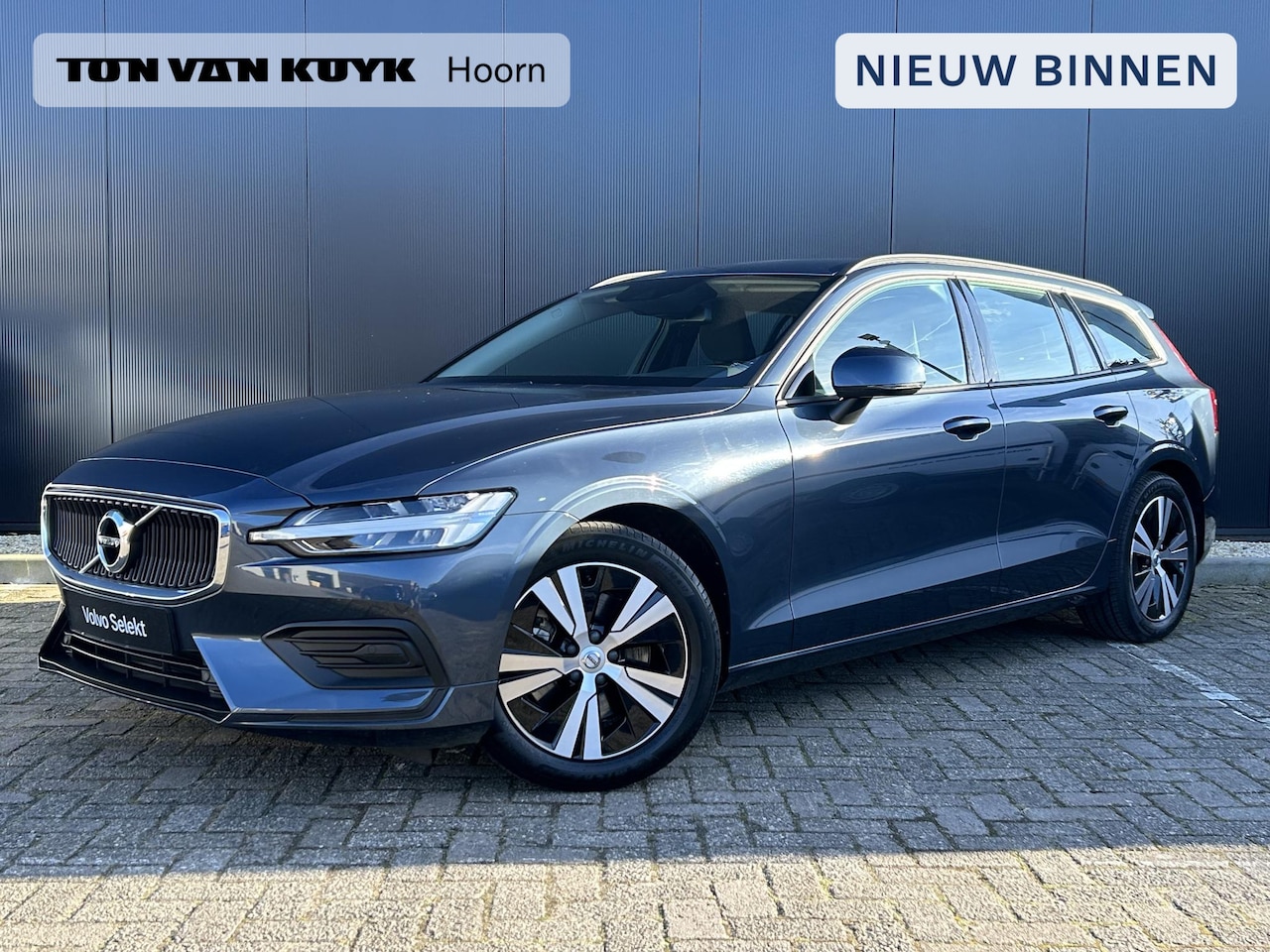 Volvo V60 - 2.0 B3 Essential Edition let op 5600 km Adaptive cruise control/ nav/tel/ trekhaak - AutoWereld.nl