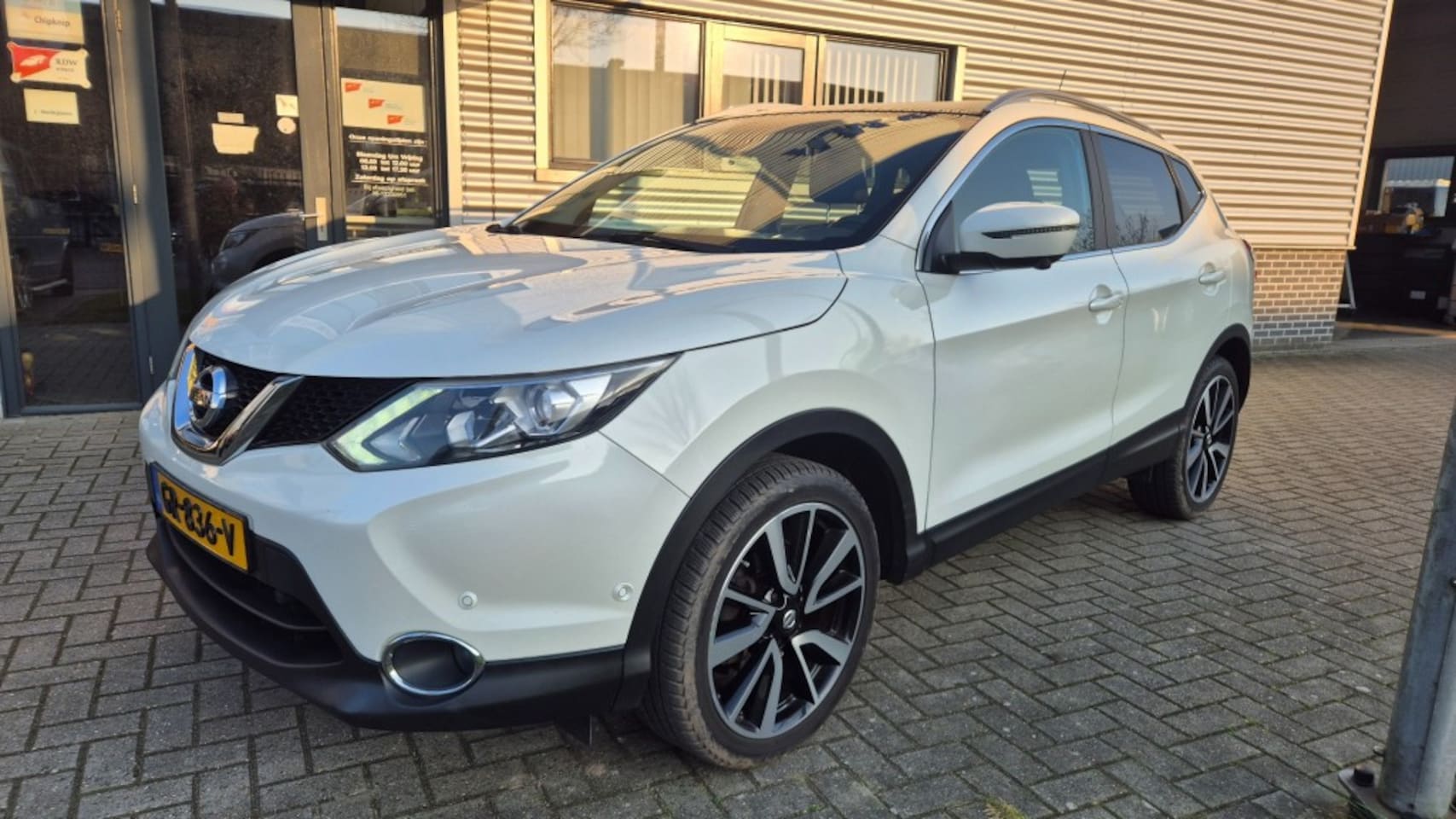 Nissan Qashqai - 1.2 TEKNA LEDER 360 CAMERA PANO STOELVERWARMING TREKHAAK - AutoWereld.nl
