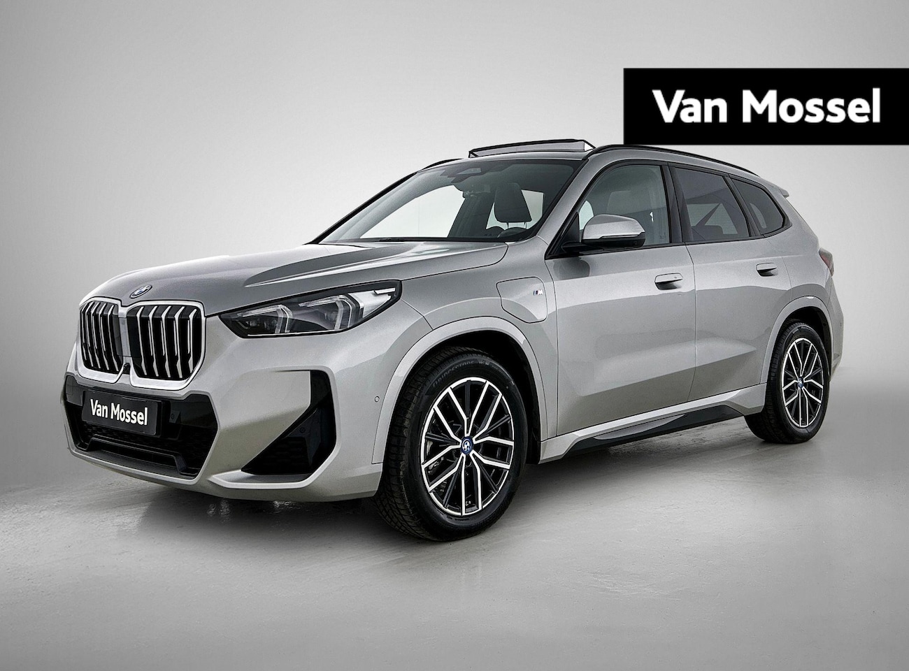 BMW X1 - xDrive25e M Sport | VERWACHT | PANO-SCHUIFDAK | LEER | SPORTSTOELEN | HEAD-UP | 360 CAMERA - AutoWereld.nl
