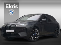 BMW iX - xDrive40 M Sport / Trekhaak / Panoramdak Sky Lounge / Driving Assistant Professional / Par