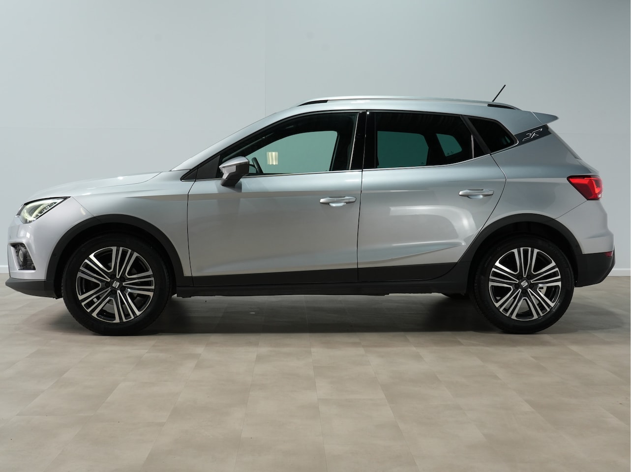 SEAT Arona - 1.0 TSI 115pk DSG Xcellence Navigatie Leer/Alcantara 17"velgen Camera Led Parkassist 140 - AutoWereld.nl