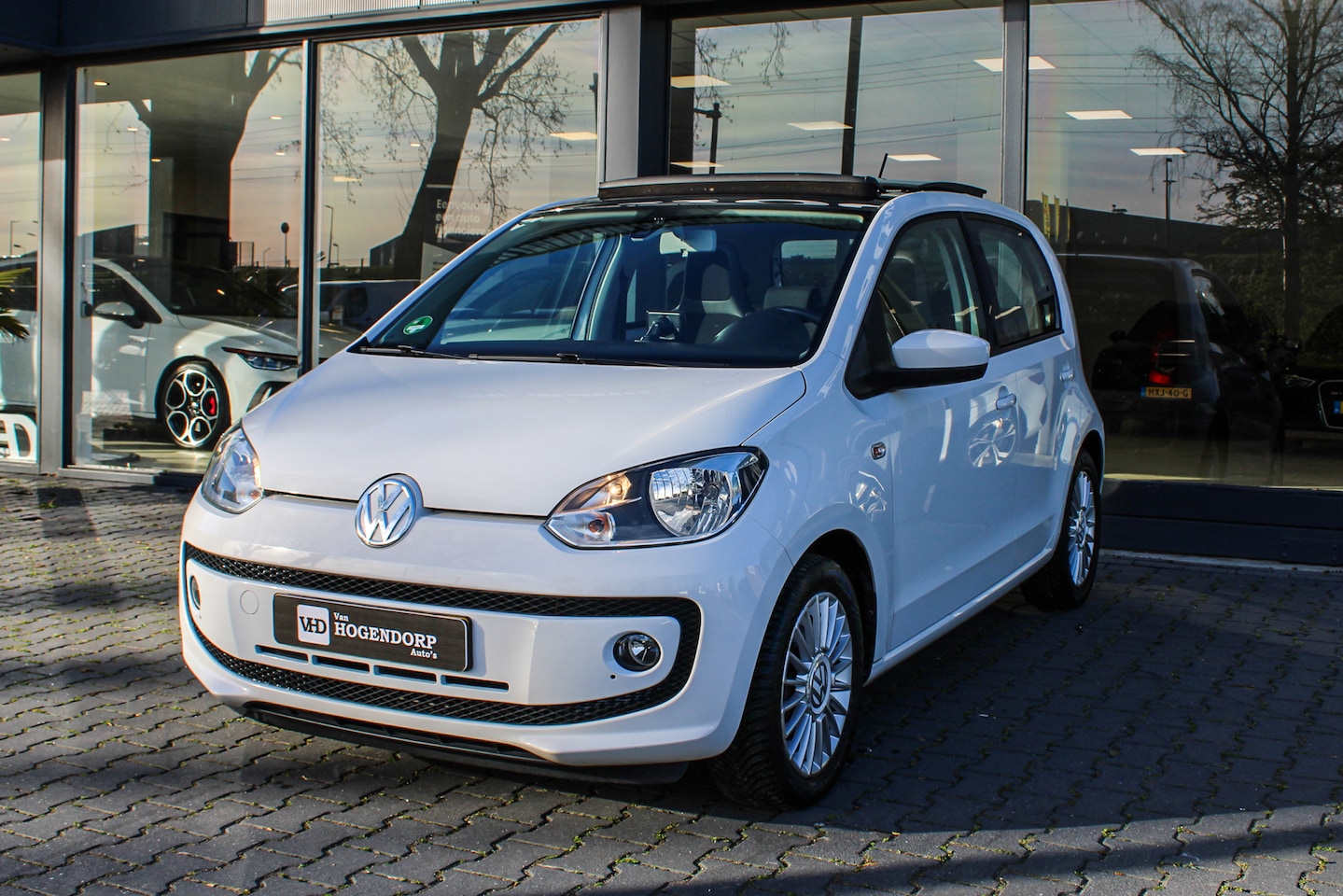Volkswagen Up! - 1.0 high up! BlueMotion PANO NAVI PDC AUDIO AUX - AutoWereld.nl