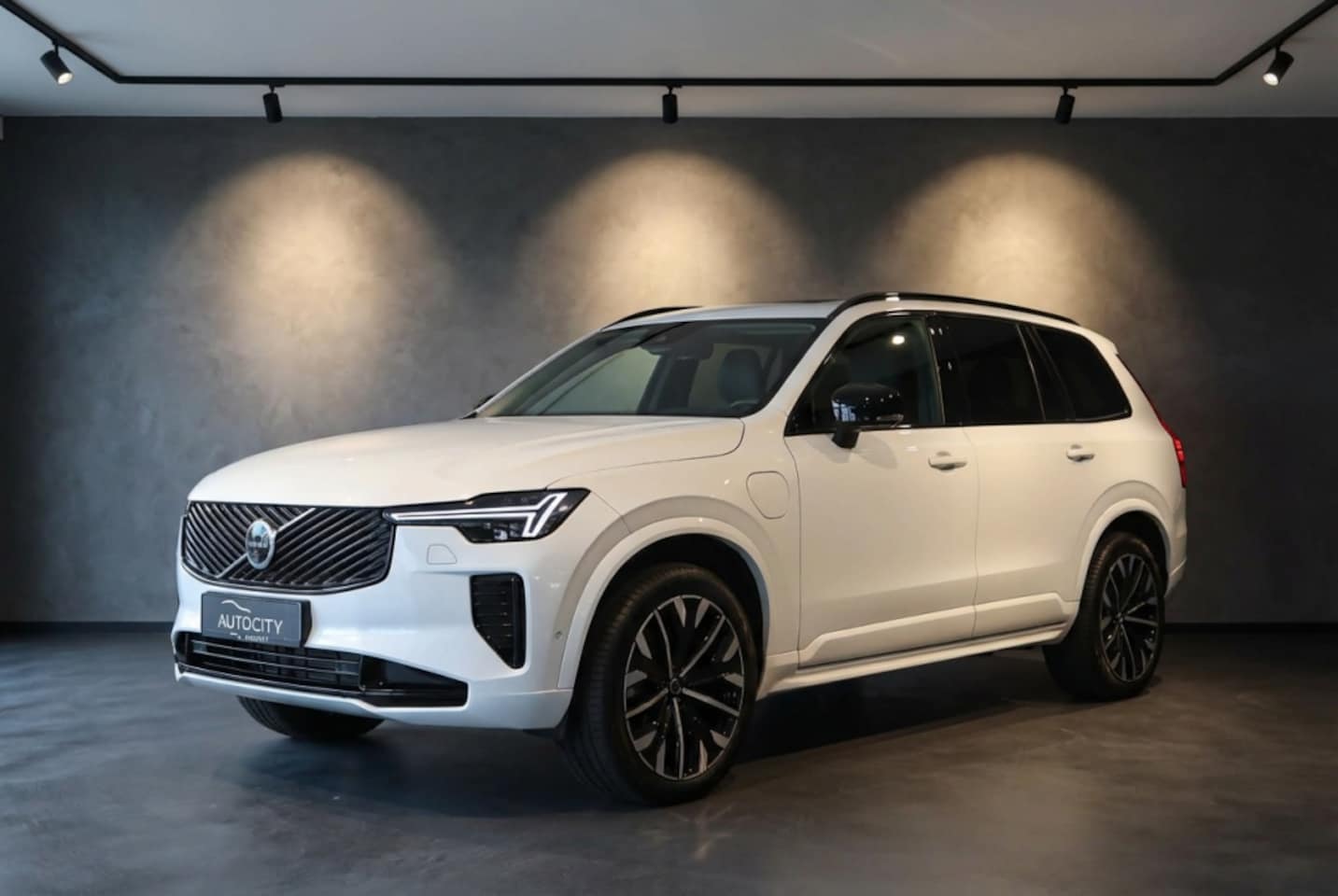 Volvo XC90 - MY26 Plus Bright Recharge Plug-In Hybrid AWD Pano l 360 l - AutoWereld.nl