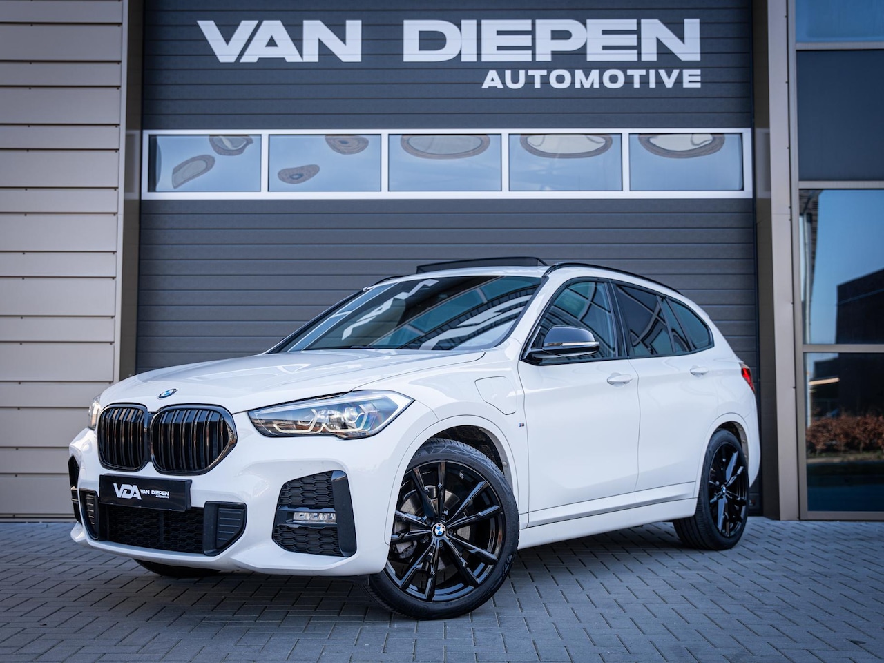 BMW X1 - xDrive25e High Executive - M-Sport l Pano l HUD l Camera l Auto Carplay - AutoWereld.nl