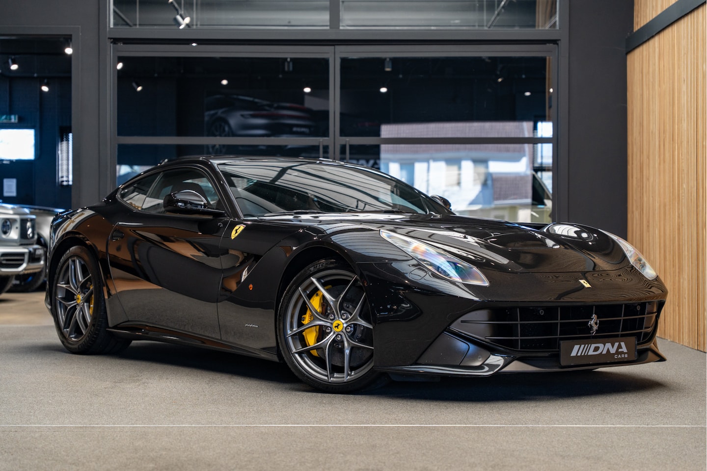 Ferrari F12 - Berlinetta HELE FULL Dealer Maintenance 6.3 Berlinetta HELE V12 Carbon Seats Suitcase Set - AutoWereld.nl