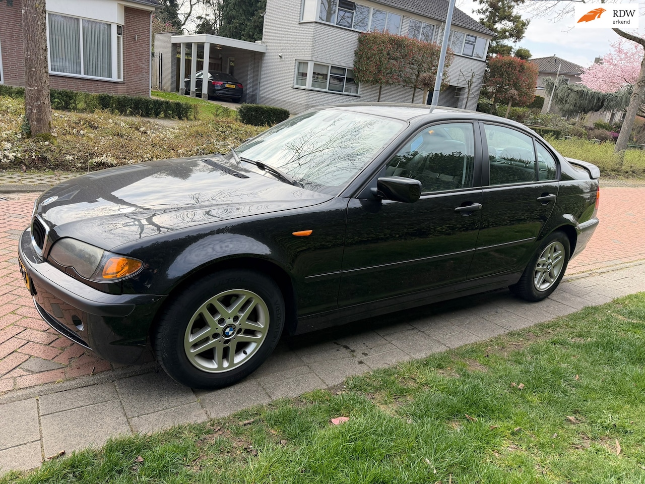 BMW 3-serie - 318i Edition 318i Edition, Automaat, Airco, APK 10-01-2027. - AutoWereld.nl