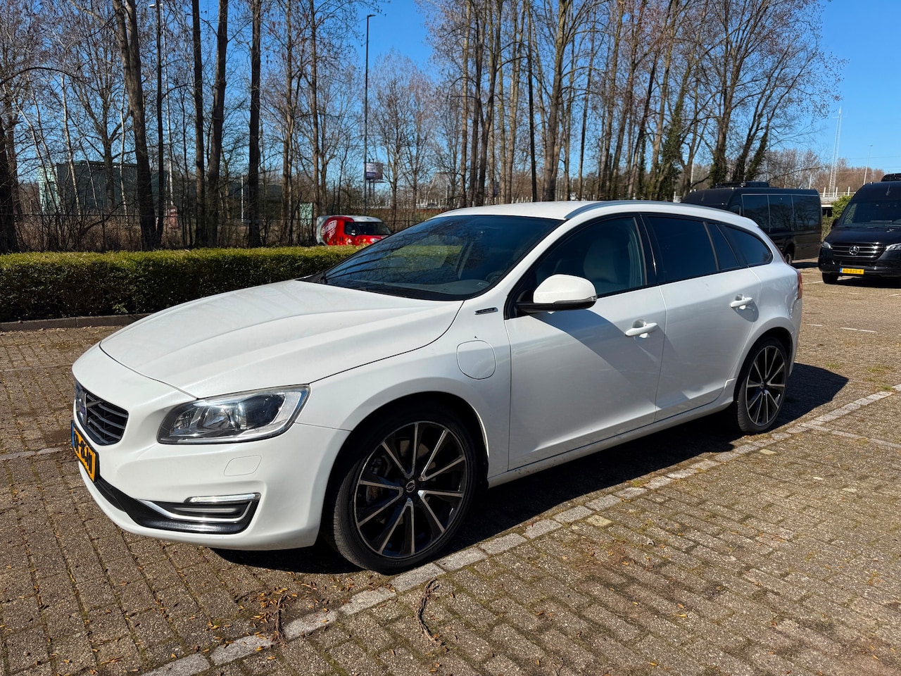 Volvo V60 - 2.4 D5 Twin Engine Special Edition Euro 6 White Leather White Metallic - AutoWereld.nl