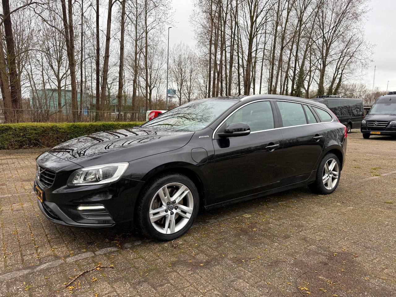 Volvo V60 - 2.4 D6 Twin Engine R-Design Euro 6 NW APK Leder Panorama PDC - AutoWereld.nl