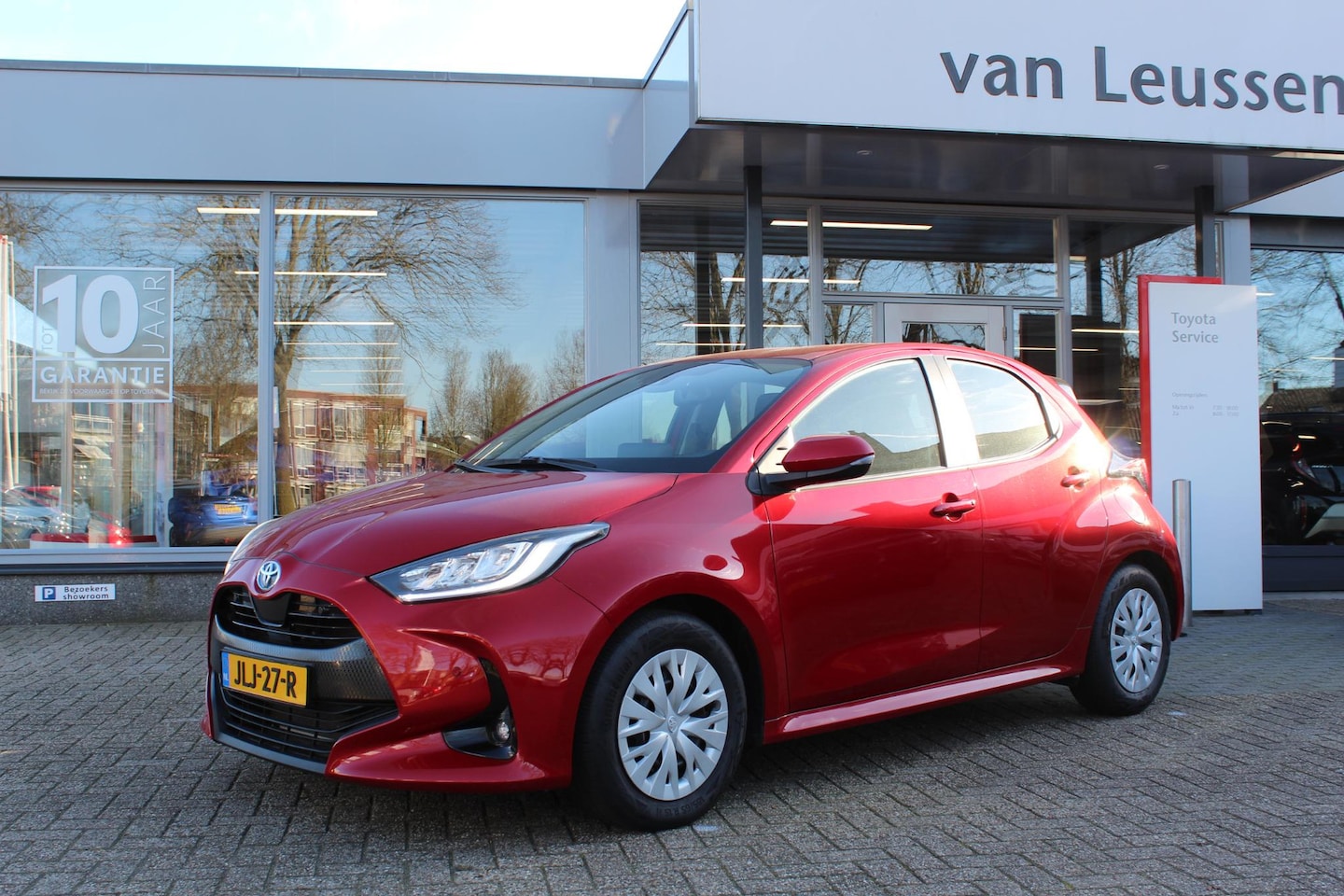 Toyota Yaris - 1.5 HYBRID 115 BUSINESS DODEHOEK KEYLESS PARK.SENSOREN DRAADLOOS-LADEN AD-CRUISE APPLE/AND - AutoWereld.nl