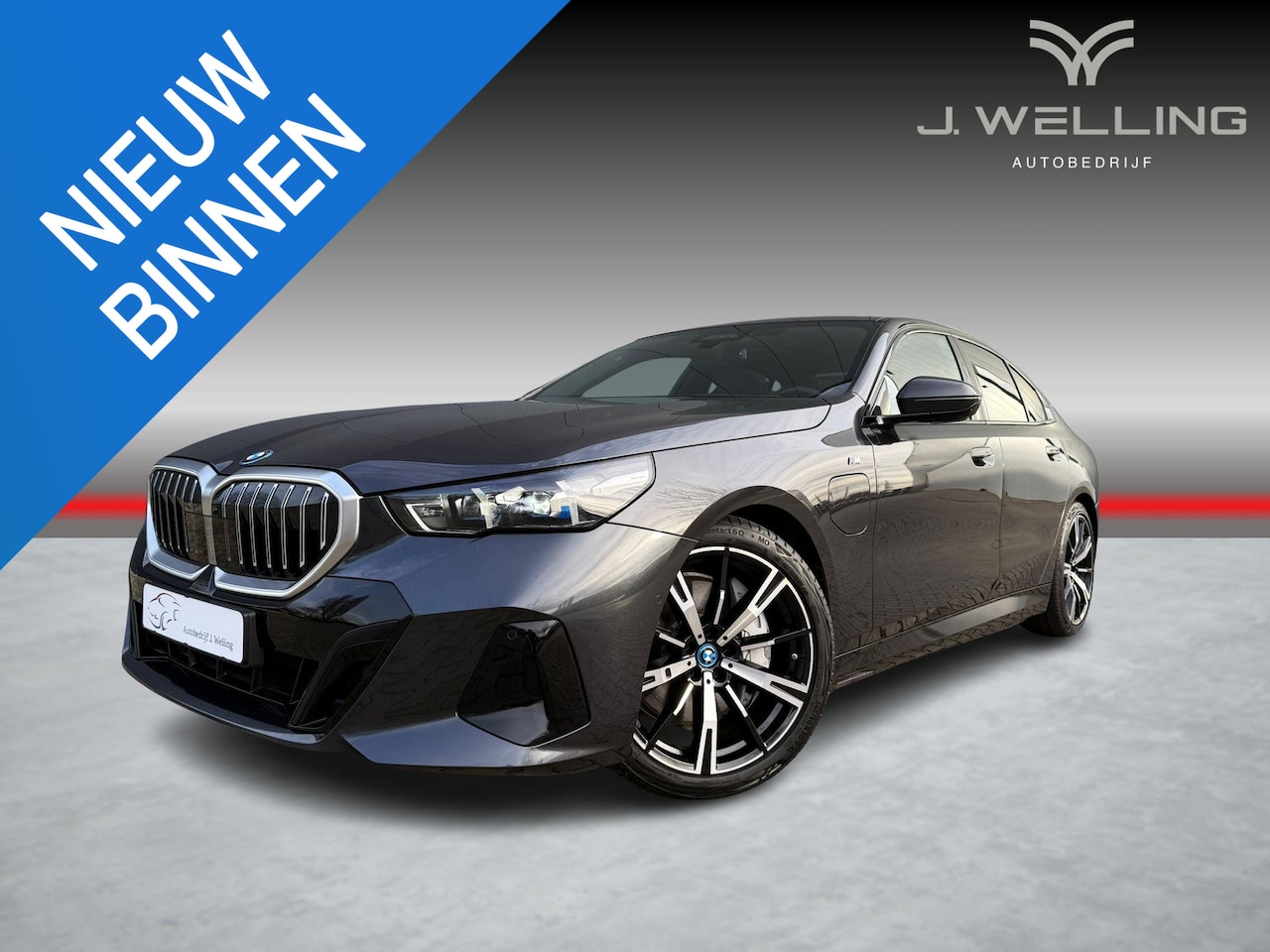 BMW 5-serie - 550e xDrive pano / B&W / trekhaak / Iconic glow - AutoWereld.nl