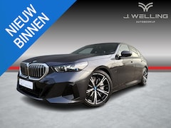 BMW 5-serie - 550e xDrive pano / B&W / trekhaak / Iconic glow