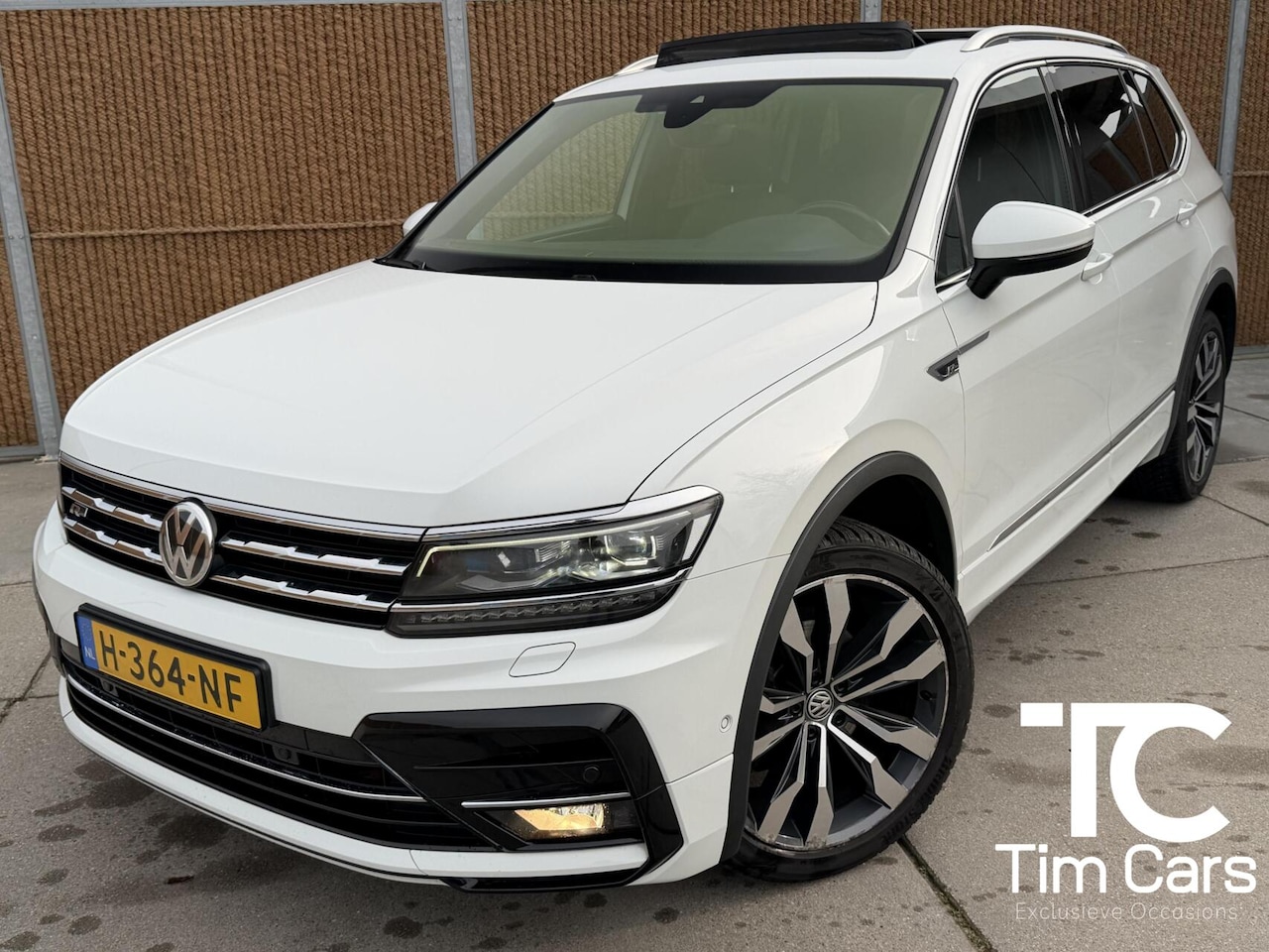 Volkswagen Tiguan Allspace - 1.5 TSI R-line Automaat | Panoramadak | Stoel en stuurwielverwarming | 20 inch lichtmetale - AutoWereld.nl