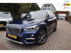 BMW X1 - SDrive20i Orange Edition III AUTOMAAT/PANO DAK/CRUISE/NAVI/TREKH/NL-AUTO/HEAD-UP/STOEL VER