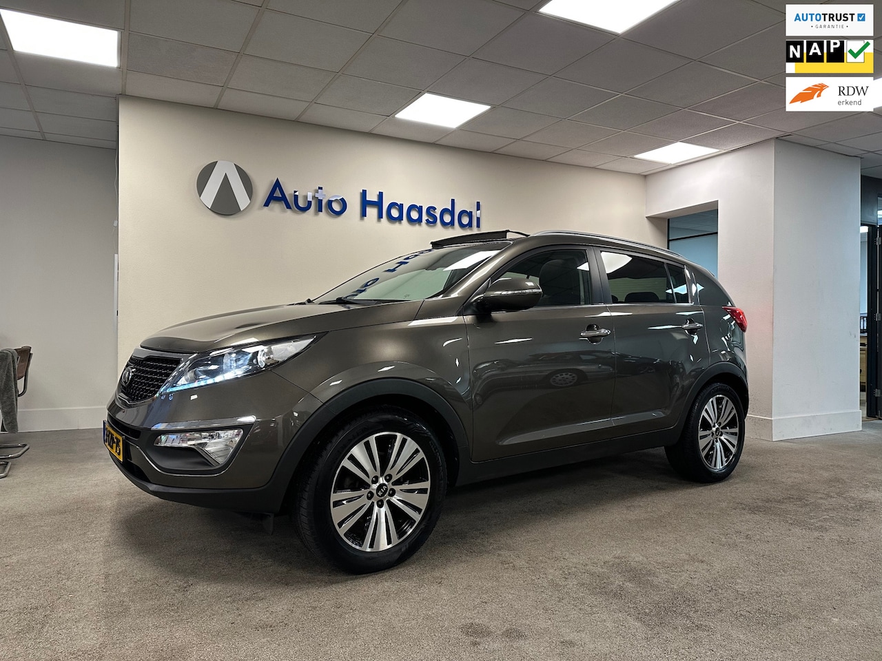 Kia Sportage - 2.0 BusinessPlusLine|AUTOMAAT|PANO|TREKHAAK|ALLSEASONS - AutoWereld.nl