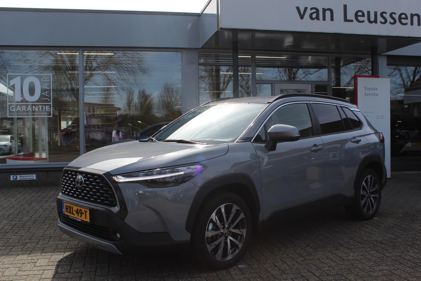 Toyota Corolla Cross - 2.0 HYBRID 200 STYLE STOELVERW. EL-ACHTERKLEP NAVI PARK-SENSOREN BLISS LED 18"LMV PRIVACY- - AutoWereld.nl