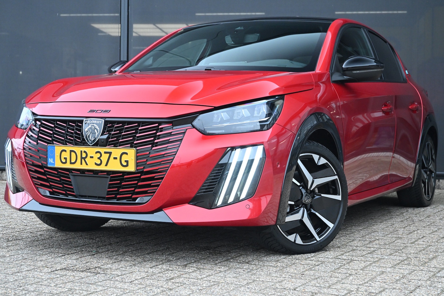 Peugeot e-208 - EV GT 51 kWh | Afn. Trekhaak | Massage | Alcantara | Elektr. Stoelen | Warmtepomp | Stoelv - AutoWereld.nl