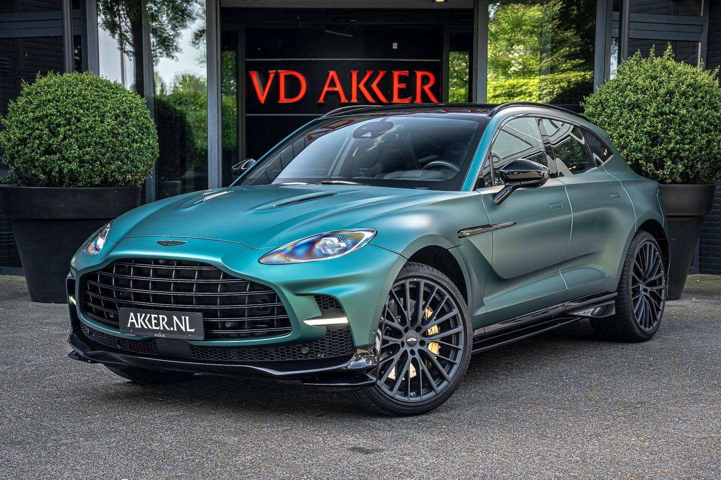 Aston Martin DBX - DBX 707 4.0-V8 Keram. Remschijven | Pano.dak | 360° Camera | 23 Inch | Trekhaak - AutoWereld.nl