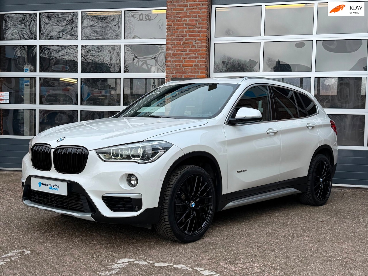 BMW X1 - XDrive25i Executive, leder, navi, cruise, panodak. keyless - AutoWereld.nl