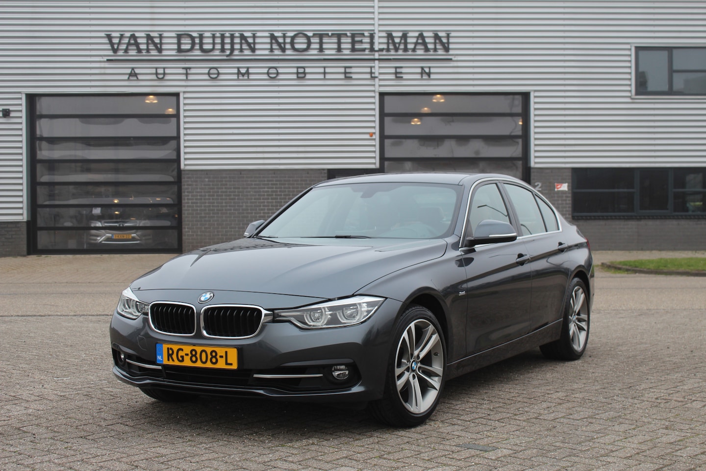 BMW 3-serie - 320i High Executive / LCI / Leer / LED / 18"/  N.A.P. - AutoWereld.nl