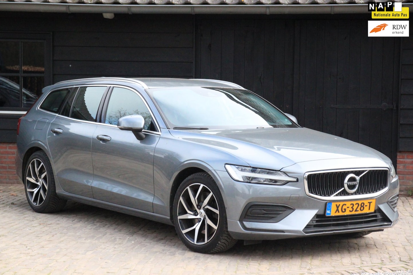 Volvo V60 - 2.0 T5 Momentum Navigatie/Parkeersensor/Half-Leer/18"inch lmv - AutoWereld.nl