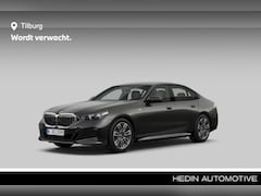 BMW 5-serie - 520i M Sport Pakket | Achteruitrijcamera | Comfort Pack | Stoelventilatie voor beide voors