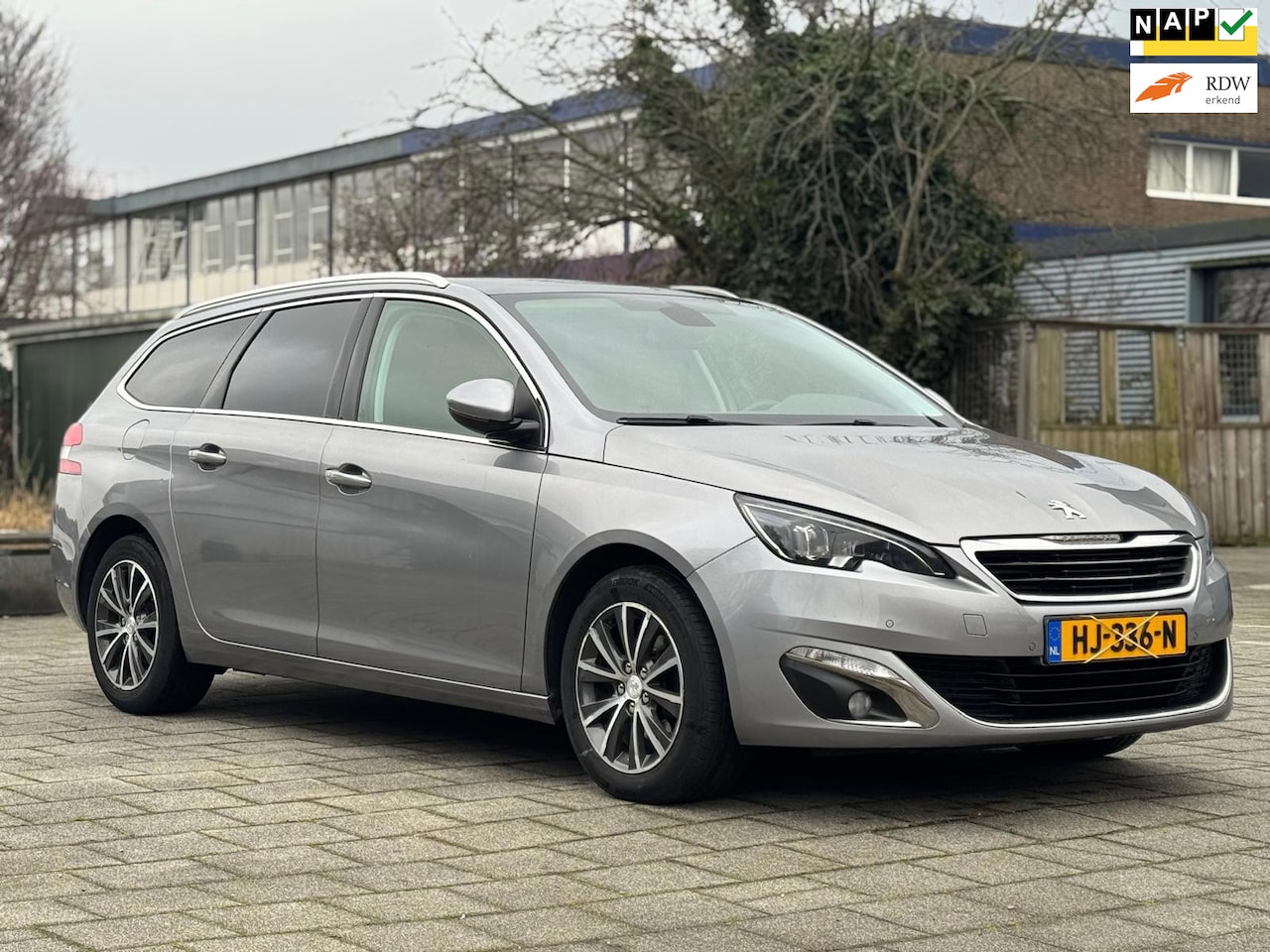 Peugeot 308 SW - 1.2 PureTech Blue Lease Premium/lederen/xenonverlichting/panorama - AutoWereld.nl
