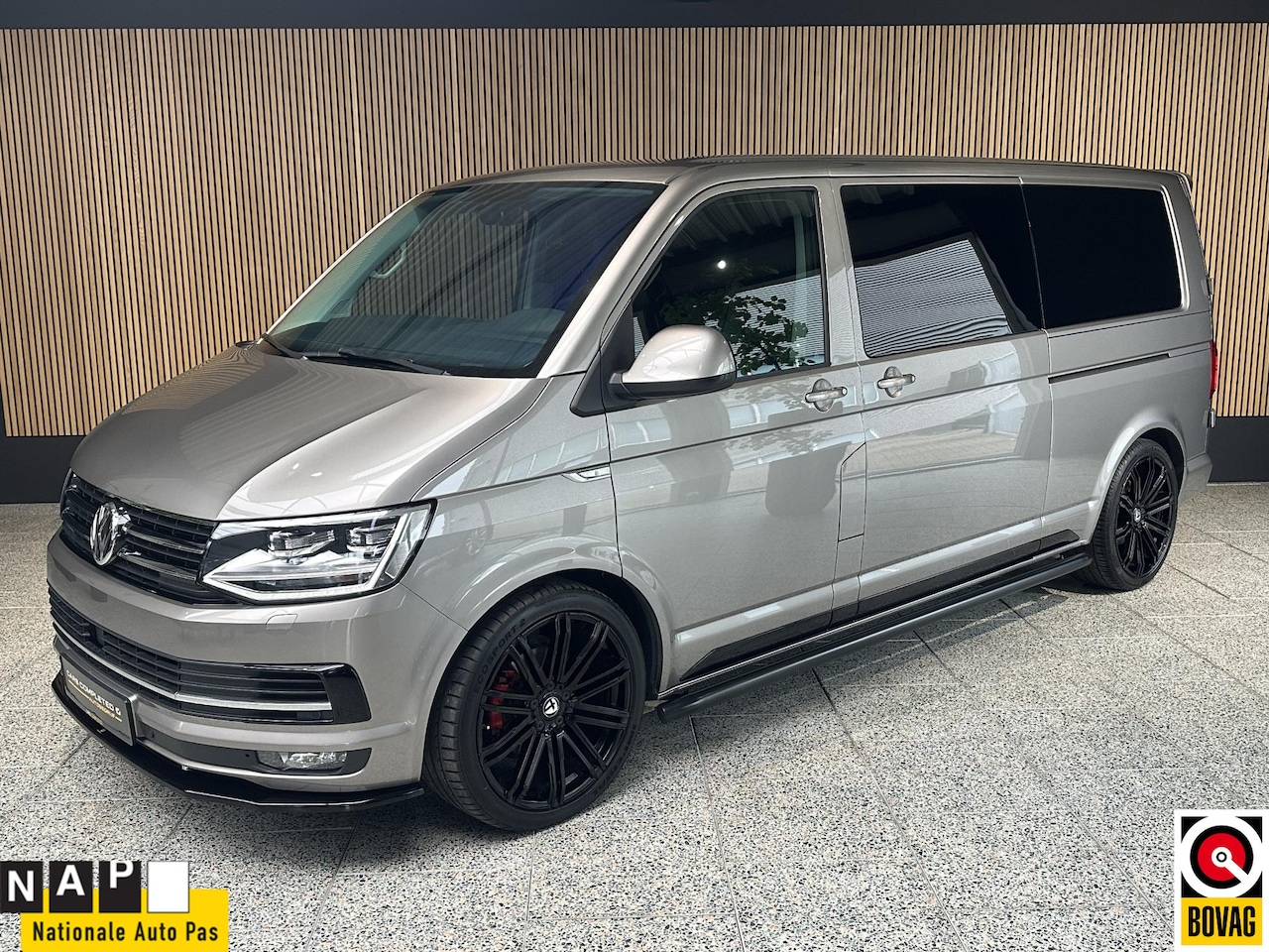 Volkswagen Transporter - 2.0 TDI L2H1 DC Highline Lederen stoelen / Camera / Stoelverwarming / NL bus - AutoWereld.nl