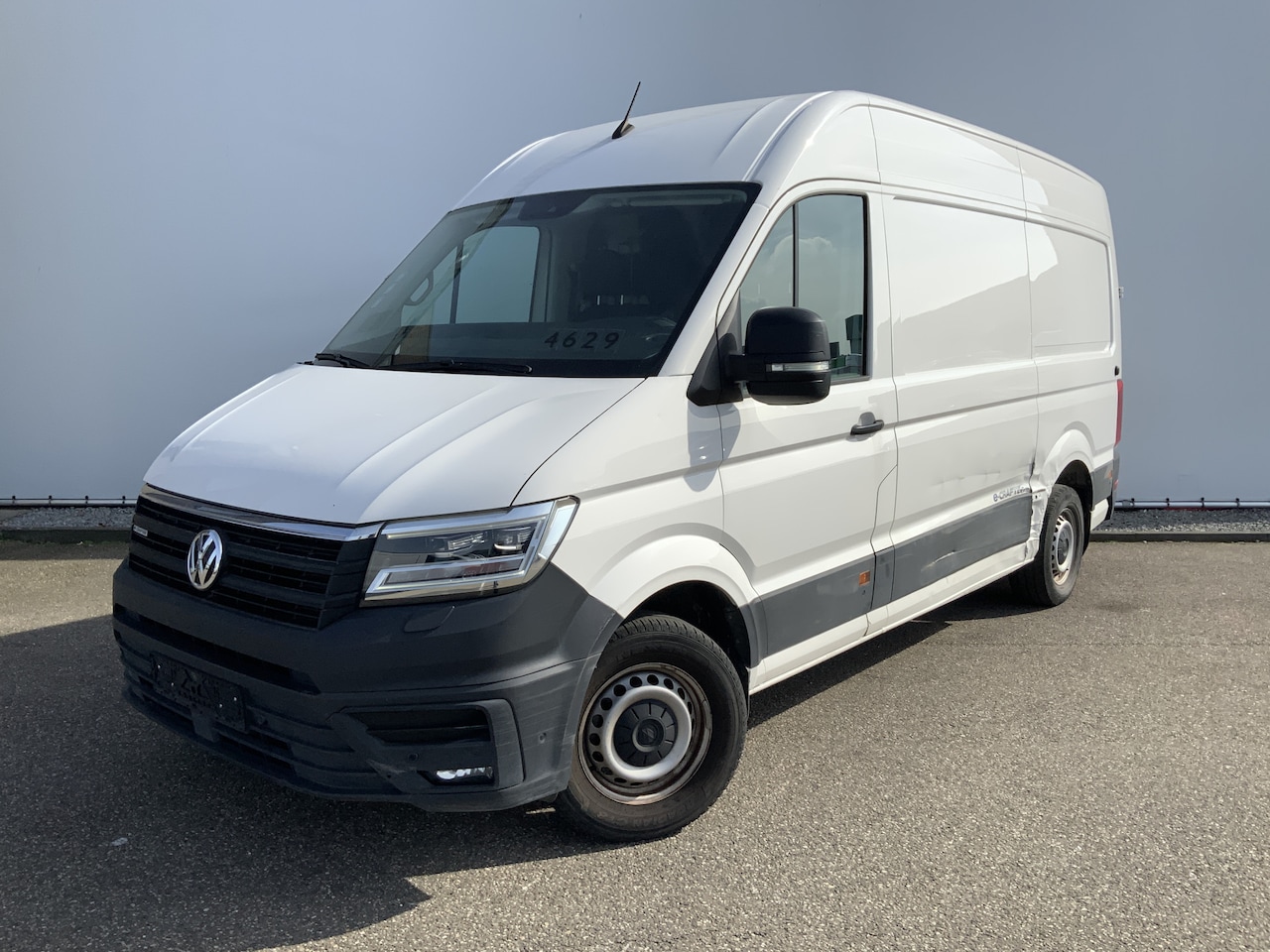 Volkswagen Crafter - E-Crafter L3H2 36 kWh Airco Cruise Camera 3 Zitsv Opstap (Schade`s) Euro 6 - AutoWereld.nl