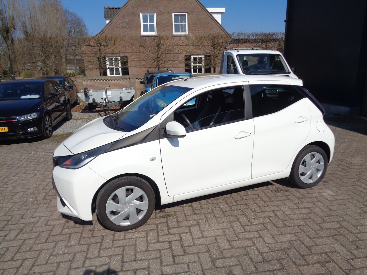 Toyota Aygo - 1.0 VVT-i x-play Airco, Carplay/android/ Navigatie, cruise, camera - AutoWereld.nl