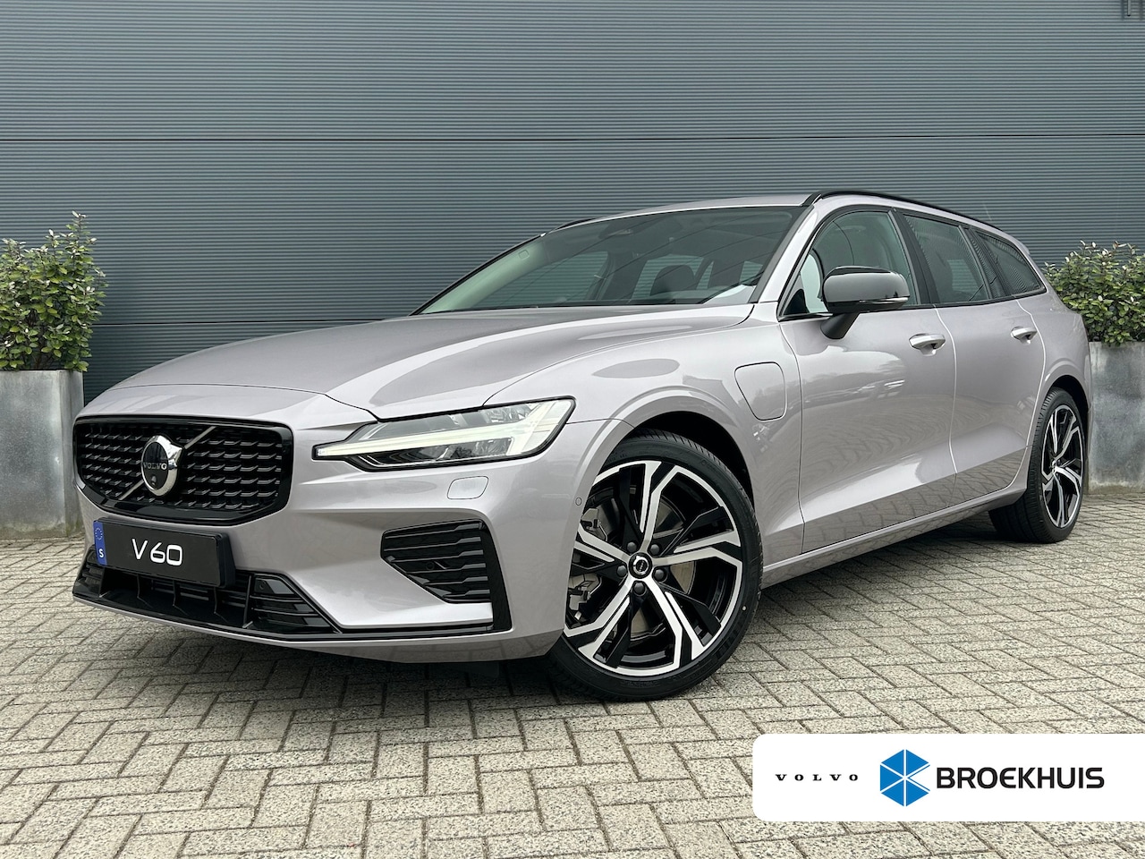 Volvo V60 - 2.0 T8 Plug-in hybrid AWD Ultra Dark | Lounge Pack | 19" 5-triplespaaks Glossy Black Diam - AutoWereld.nl