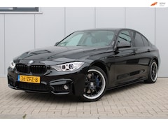 BMW 3-serie - 320i M-PACK I AKRAPOVIC I DIGITAAL DASH I LEDER I NAVI I LED I KEYLESS START I