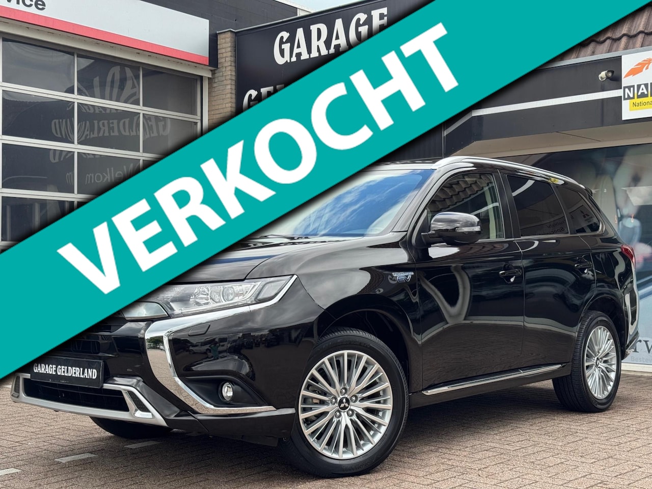 Mitsubishi Outlander - 2.4 PHEV Intense+ | Volleder | Xenon | Camera | Cruise | Climate | Pdc | Isofix | Full-opt - AutoWereld.nl