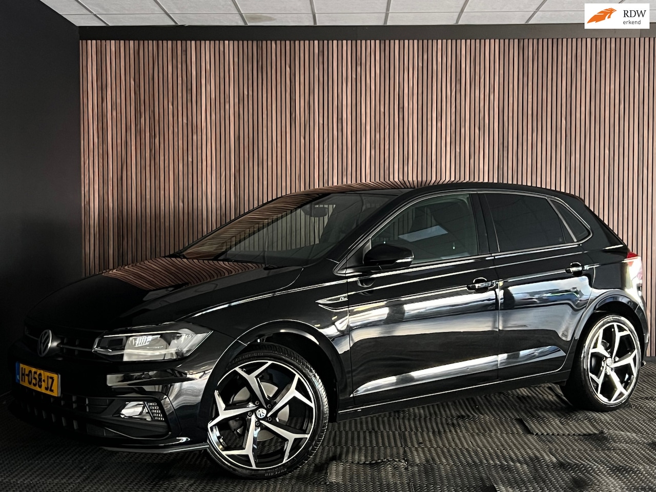 Volkswagen Polo - 1.6 TDI Highline AUTOMAAT/R-LINE/VITRUAL COCKPIT/STOELVERWARMING/APPLE CARPLAY/CRUISE CONT - AutoWereld.nl