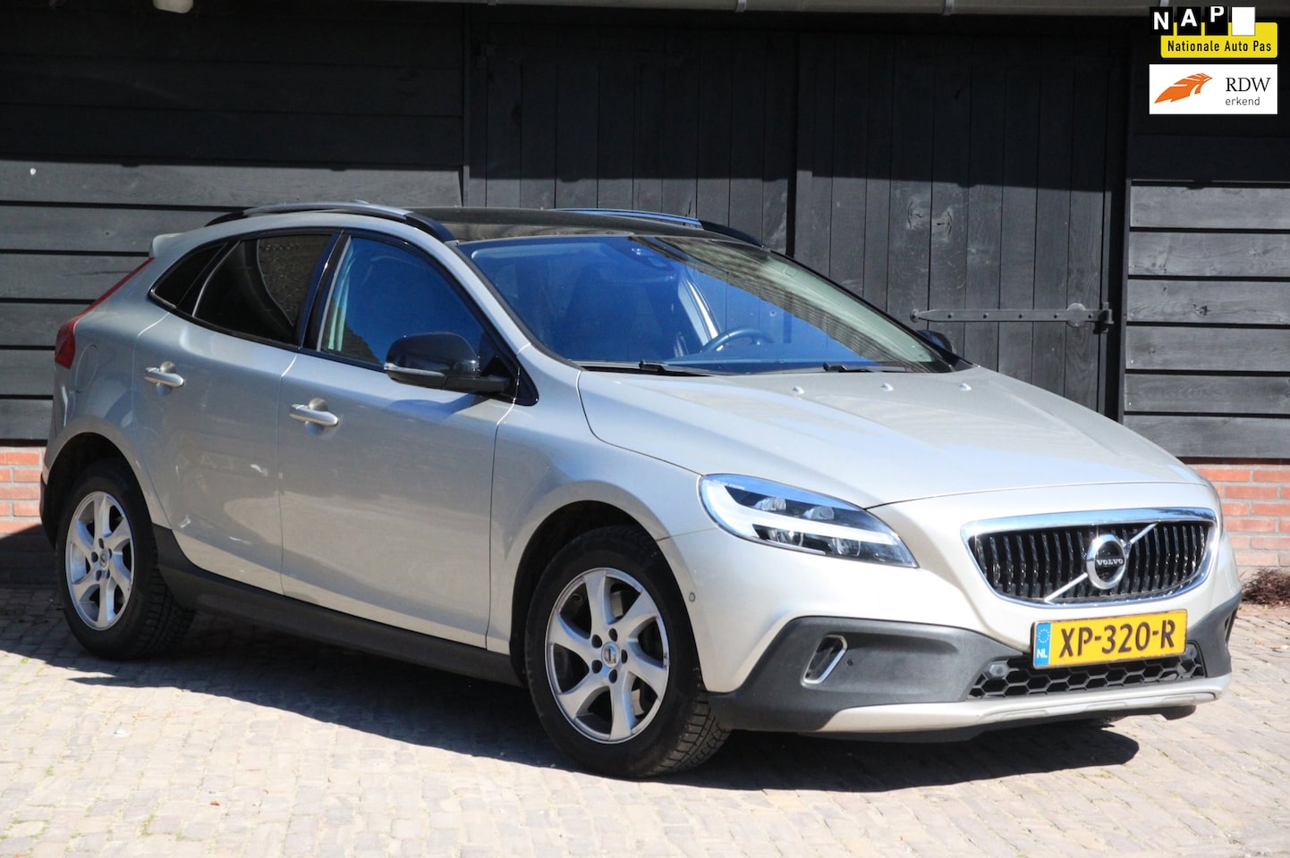 Volvo V40 Cross Country - 1.5 T3 Polar+ Luxury Panorama/Camera/Leer/Parkeersensor v,a/Trekhaak afneembaar - AutoWereld.nl