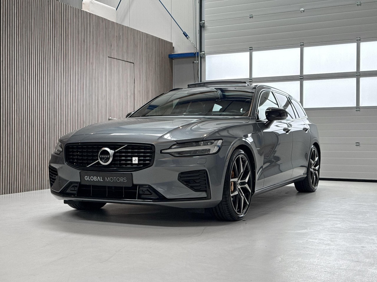 Volvo V60 - 2.0 T8 Twin Engine AWD Polestar Engineered - BOWERS & WILKINS - PANORAMADAK - STANDKACHEL - AutoWereld.nl