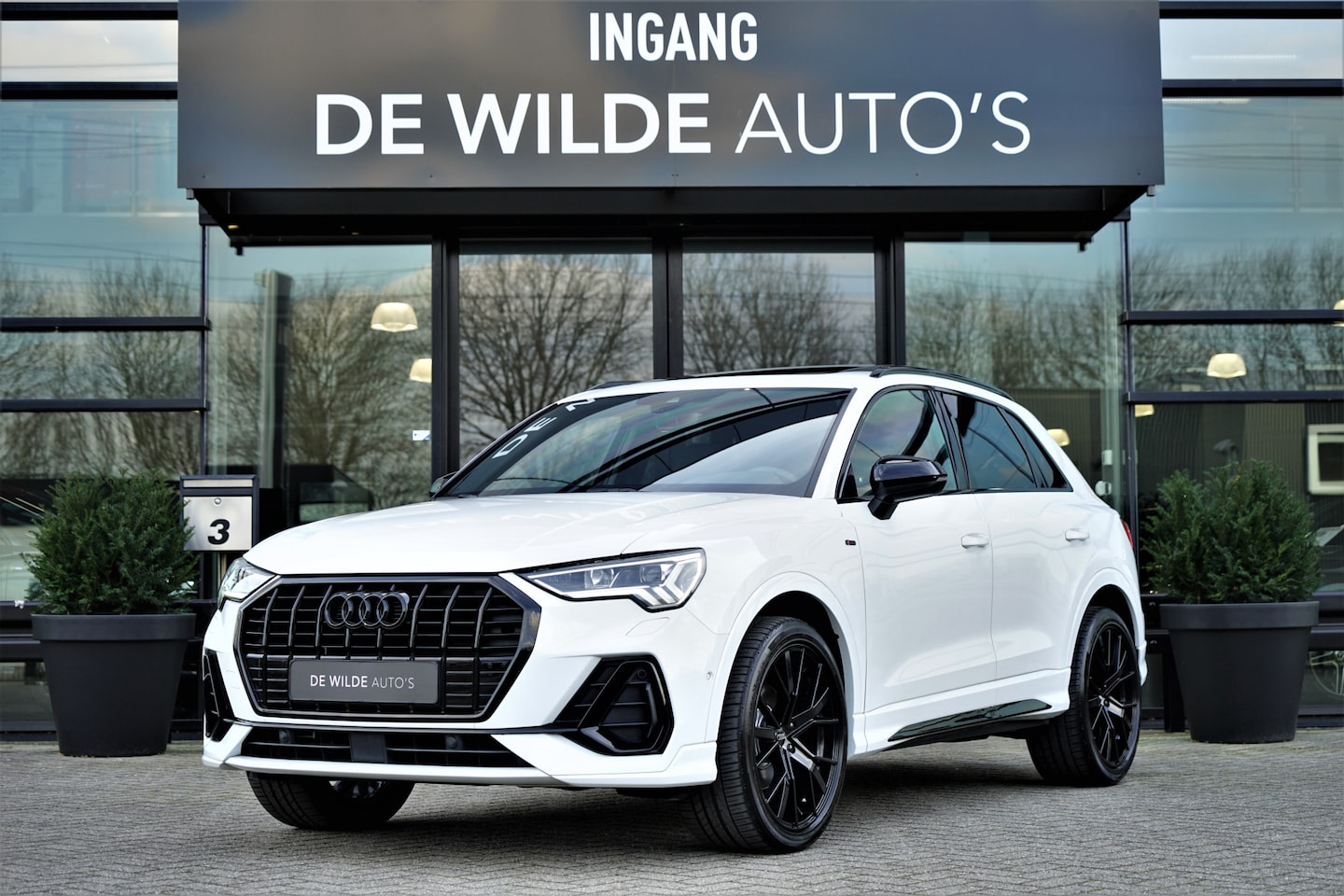 Audi Q3 - 35 TFSI S-line Pano Trekhaak Elektr-stoelen Camera Standkachel ACC - AutoWereld.nl