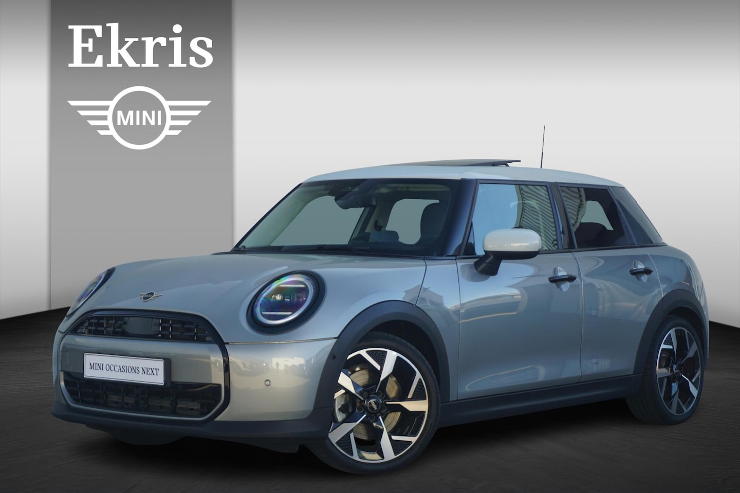 MINI Cooper - 5-deurs C | Classic Uitvoering | Pakket M | Head-Up Display | Panoramadak | Driving Assist - AutoWereld.nl